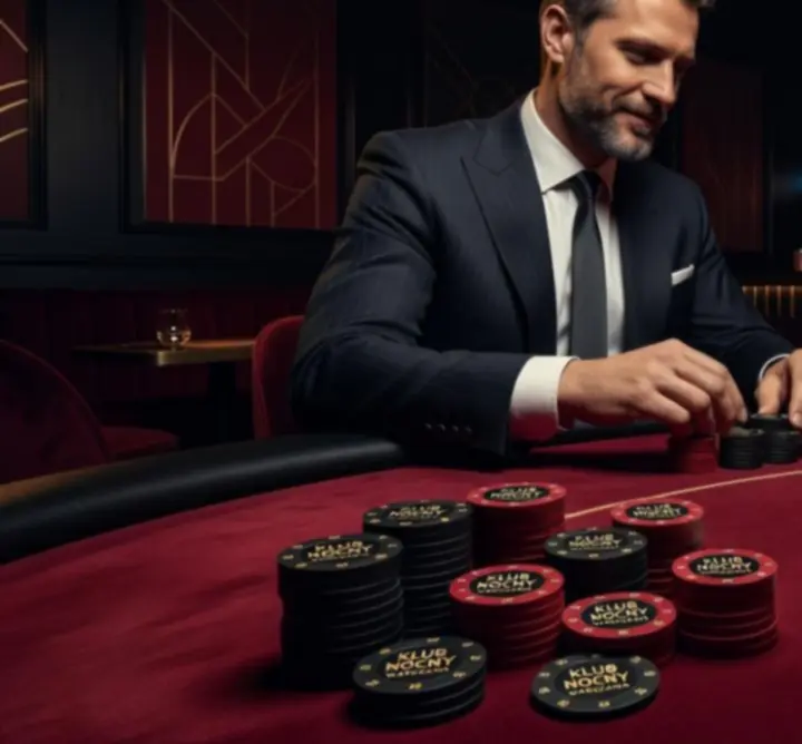 Profesjonalne stoły pokerowe w klimatycznym, nocnym oświetleniu podczas eventu